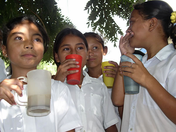 Kinder trinken Milch